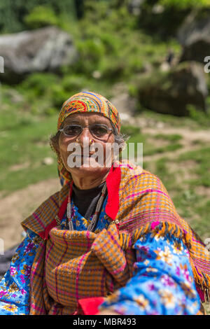 Vashisht, India - 27 Maggio 2017: Ritratto di un senior non identificato la donna a Vashisht village, Himachal Pradesh, India. Foto Stock