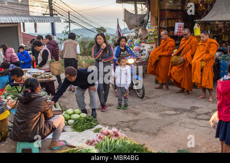 Mae Salong, Tailandia - 8 Febbraio 2017: mattina street scene in Mae Salong village, nel nord della Thailandia. I monaci tailandesi raccogliendo elemosine e offerte su basso Foto Stock