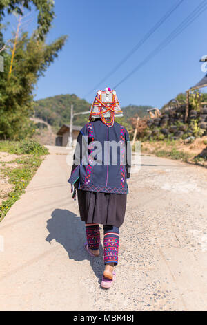 Chiang Rai, Tailandia - 8 Febbraio 2017: Unidentified Akha donna con abiti tradizionali e decorate hat in Akha hilltribe nel villaggio tailandese settentrionale Foto Stock