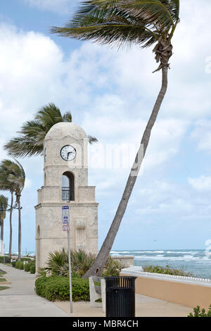 Clock Tower alla fine di Worth Avenue lungo la costa dell'Oceano Atlantico a West Palm Beach, Florida. Foto Stock