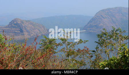 Diga di Idukki uno dei maggiori progetti idroelettrici di Kerala, India Asia diga di Idukki diga ad arco a doppia curvatura tra due colline di granito a Kerala Foto Stock