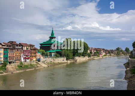 Khanqah-e-Moula antica moschea nella città vecchia di Srinagar sulla banca del fiume Jhelum, Jammu e Kashmir India Foto Stock