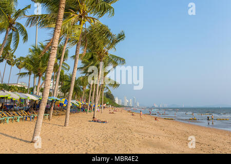 Pattaya, Tailandia - 6 Marzo 2017: Spiaggia di Pattaya con palme e grattacieli sullo sfondo. Foto Stock