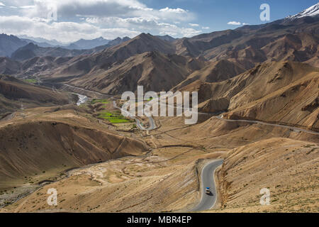 Fotula passare sulla strada tra Srinagar e Leh in Jammu e Kashmir India Foto Stock