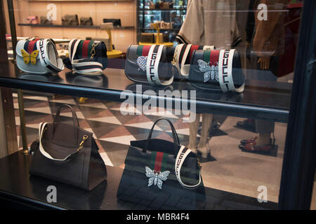 Vestiti esclusivi vetrina di Gucci su New Bond Street in Mayfair, Londra, Inghilterra, Regno Unito. Bond Street è una delle strade principali nel West End quartiere dello shopping ed è molto lussuoso. È stato un elegante quartiere dello shopping street fin dal XVIII secolo. Il ricco e benestante shop qui principalmente per estremità alta moda e gioielli. Foto Stock