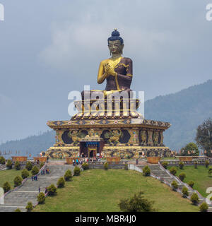 Gautama Buddha statua del Buddha Park di Ravangla in Sud Il Sikkim, India Foto Stock