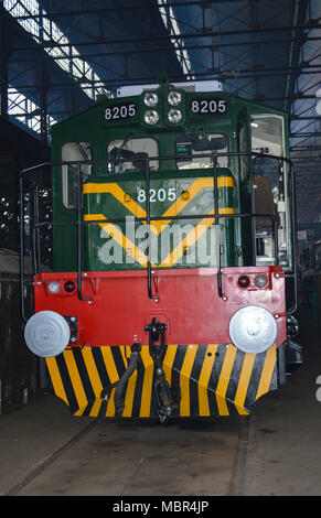 Locomotiva ricondizionato No.8205 in Pakistan Ferrovie Moghalpura Depot, Pakistan Foto Stock