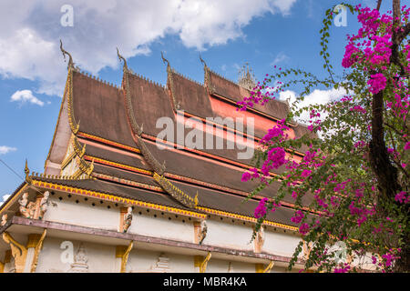 Architettura del tetto tempio buddista in Vientian, Laos Foto Stock
