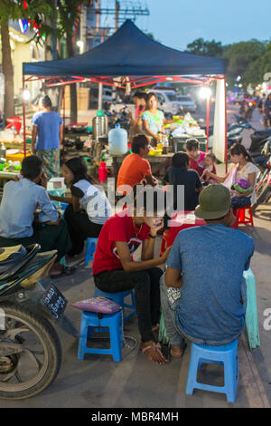 Monywa, Myanmar - Ottobre 9, 2016: popolo birmano strada mangiando cibi in Monywa, Myanmar. Foto Stock