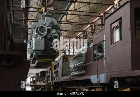 Locomotiva revisione presso il Pakistan Ferrovie Moghalpura, Lahore, Pakistan Foto Stock