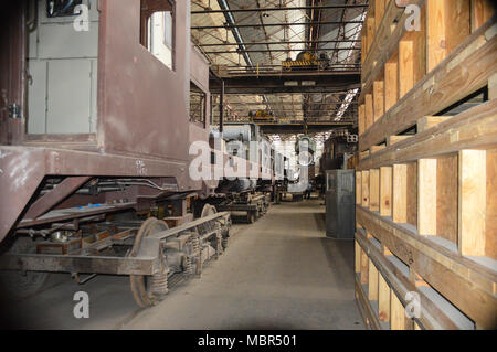 Locomotiva revisione presso il Pakistan Ferrovie Moghalpura, Lahore, Pakistan Foto Stock