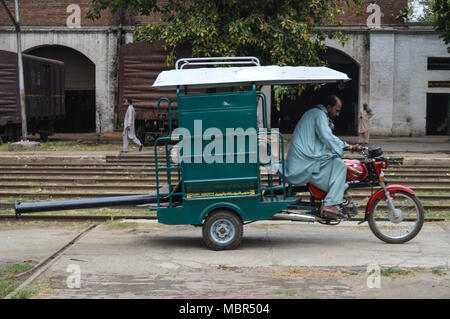 Scene del Pakistan Ferrovie locomotore revisione capannoni in Moghalpura, Lahore - Recapito speciale del tubo Foto Stock