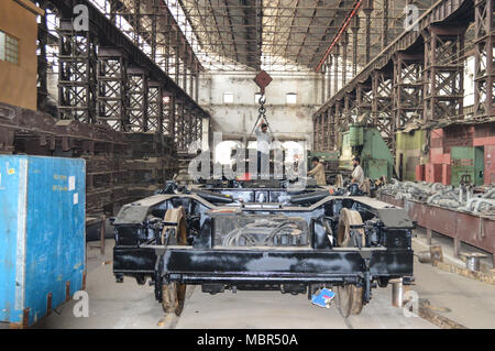 Locomotiva revisione presso il Pakistan Ferrovie Moghalpura, Lahore, Pakistan Foto Stock