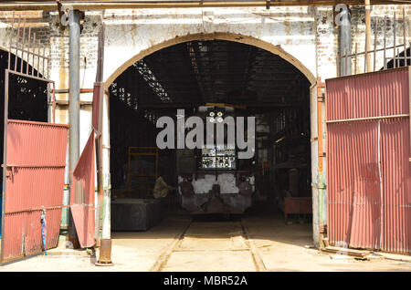 Locomotiva revisione presso il Pakistan Ferrovie Moghalpura, Lahore, Pakistan Foto Stock