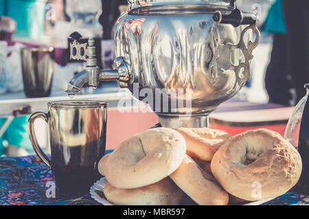 Tradizionale russo da tè Samovar con essiccazione Foto Stock