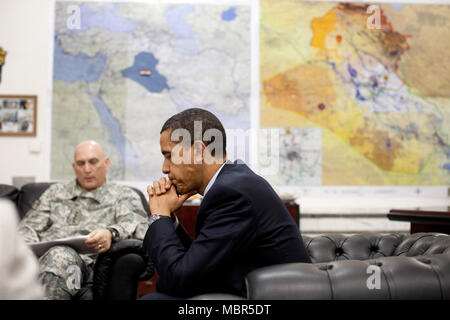 Il presidente Barack Obama incontra con il generale Raymond T. odierno, comandante generale, Force-Iraq multinazionali, durante la visita del Presidente con le truppe degli Stati Uniti a Camp vittoria, Baghdad, Iraq 4/7/09. .Official White House Photo by Pete Souza Foto Stock