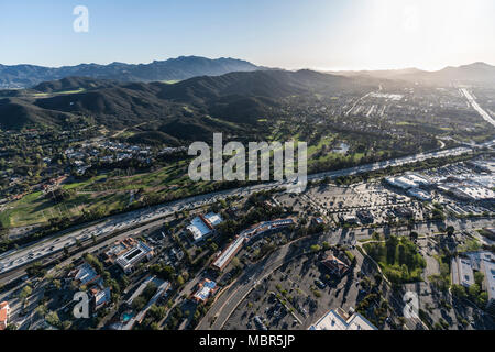 Vista aerea della superstrada 101 nella zona suburbana di Thousand Oaks in Ventura County, California. Foto Stock