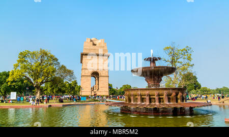 Fontana vicino alla porta dell'India, un memoriale di guerra a Nuova Delhi, India Foto Stock