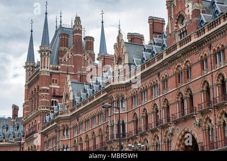 San Pancrazio stazione ferroviaria e St. Pancras Renaissance London Hotel occupa un edificio di architettura. Londra. Regno Unito Foto Stock