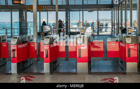 Barriera di biglietteria per immettere la linea ACTV ferry terminal al Lido di Venezia Foto Stock