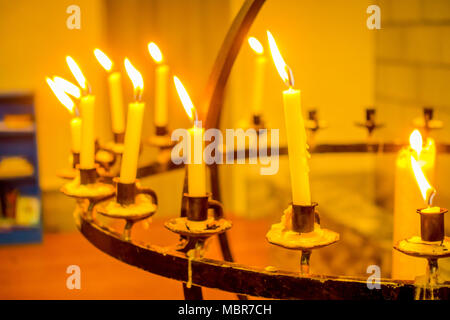 In prossimità di molte candele su un lampadario metallico all'interno della cattedrale di Bodo della contea del Nordland Foto Stock