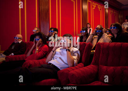 Il presidente Barack Obama e la First Lady Michelle Obama indossare occhiali 3-D mentre si guarda il Super Bowl 43, Arizona Cardinals vs. Pittsburgh Steelers, in corrispondenza di un Super Bowl Party in famiglia teatro della Casa Bianca. Gli ospiti inclusa la famiglia, gli amici, i membri del personale e bipartisan membri del Congresso, 2/1/09. .Official White House Photo by Pete Souza Foto Stock