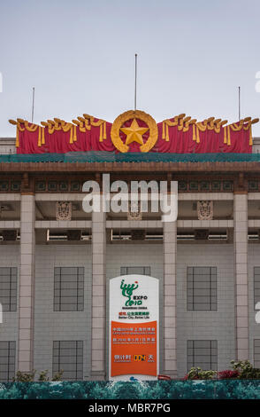 Pechino, Cina - 27 Aprile 2010: sangue rosso e profondo display giallo delle bandiere, stella e corona sulla parte superiore del museo nazionale della Cina sul bordo di Tienanmen S Foto Stock