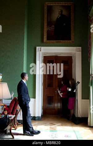 Il presidente Barack Obama attende in camera verde prima di firmare un ordine esecutivo per la Casa Bianca consiglio su donne e ragazze in Oriente stanza 3/11/09 . Gazzetta White House Photo by Pete Souza. Foto Stock