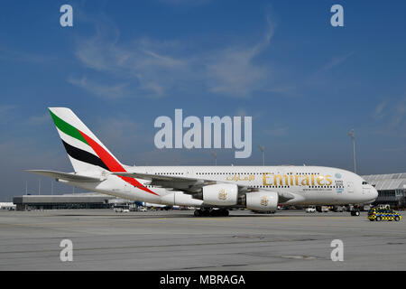 Emirates, Airbus A380-800, di rullaggio per la posizione di parcheggio del Terminal 1, Aeroporto di Monaco di Baviera, Baviera, Germania Foto Stock