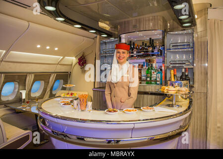 Compagnia aerea Emirates presenta nuovi on-board bar per l'Airbus A380, ITB, Fiera Internazionale del Turismo di Berlino, Germania Foto Stock