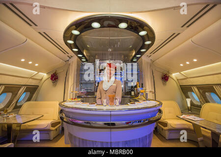 Compagnia aerea Emirates presenta nuovi on-board bar per l'Airbus A380, ITB, Fiera Internazionale del Turismo di Berlino, Germania Foto Stock