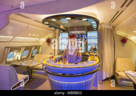 Compagnia aerea Emirates presenta nuovi on-board bar per l'Airbus A380, ITB, Fiera Internazionale del Turismo di Berlino, Germania Foto Stock