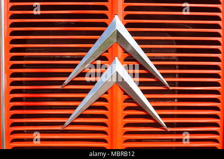 Citroen logo rosso sulla griglia della calandra, vintage auto Citroen van Foto Stock