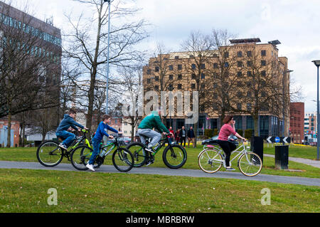 La famiglia in bicicletta nel Piazzale del Porto, Derry City, Londonderry, Irlanda del Nord, Regno Unito Foto Stock
