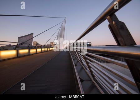 Sunrise su un ponte a Salford Quays, Greater Manchester Inghilterra England Regno Unito Foto Stock