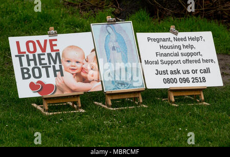 Ealing voti in seno al Consiglio per il Regno Unito il primo 'Safe zona' intorno di Marie Stopes aborto clinic Pro-scelta e anti-aborto gruppi hanno dimostrato al di fuori. Foto Stock