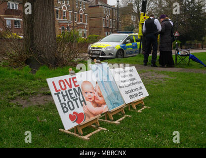 Ealing voti in seno al Consiglio per il Regno Unito il primo 'Safe zona' intorno di Marie Stopes aborto clinic Pro-scelta e anti-aborto gruppi hanno dimostrato al di fuori. Foto Stock