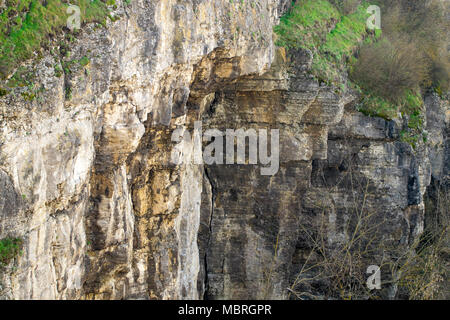 Parete di roccia di fiume Smotrych canyon in Kamianets Podilskyi, Ucraina. Foto Stock