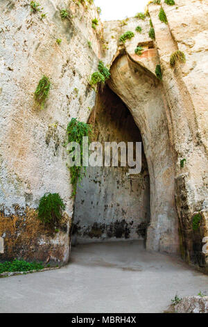 L'esterno dell'Orecchio di Dionisio, questa famosa prigione situato nella città di Siracusa, Italia. Foto Stock