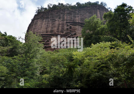 Grotte di Maijishan vicino a Tianshui, provincia di Gansu, Cina, Asia. Sito, grotte e caverne con il Buddha gigante e statue buddiste. Arte Cinese, un punto di riferimento Foto Stock