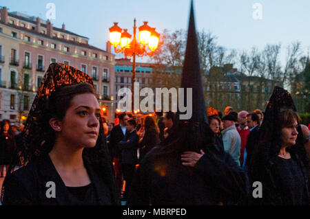 Donne che indossano mantilla española. Settimana Santa processione, Plaza Oriente, Madrid, Spagna. Foto Stock