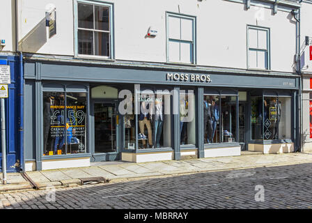 La Moss Bros abbigliamento e tuta del negozio di noleggio in Truro, Cornwall, South West England, Regno Unito Foto Stock