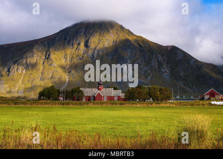 Chiesa di Flakstad sulle isole Lofoten in Norvegia Foto Stock