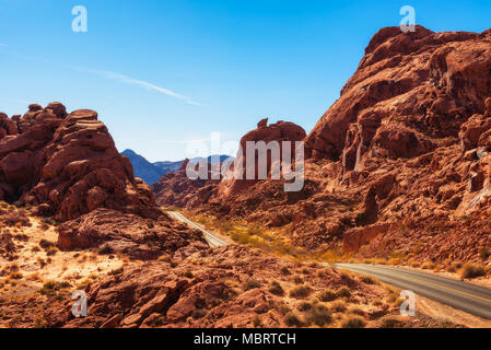 Strada che attraversa la Valle del Fuoco nel Nevada Foto Stock