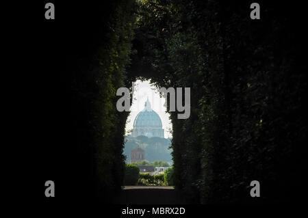 Michelangelo cupola del Rinascimento italiano papale Basilica Maggiore di San Pietro in Vaticano (Basilica Papale di San Pietro in Vaticano) visto da Il Bu Foto Stock