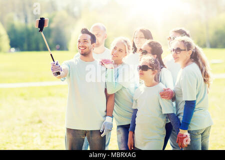 Un gruppo di volontari che assumono selfie dello smartphone Foto Stock