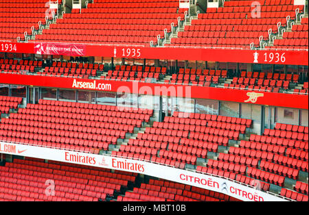 Colore rosso sorge in Highbury Stadium. Highbury Stadium, Highbury, Regno Unito. Architetto: Archibald Leitch, William Binnie, Claude Ferrier, 1913. Foto Stock