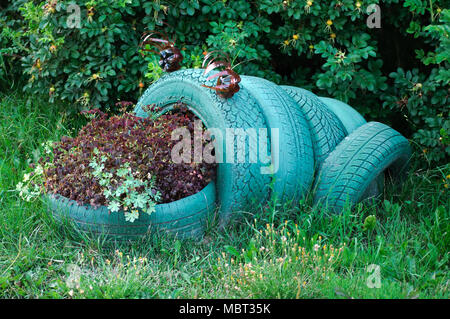 Un fiore a forma di rana fatta di usato pneumatici per automobile Foto Stock