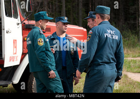 Yartsevo, Russia - Agosto 26, 2011: i dipendenti del Ministero delle situazioni di emergenza della Russia parlare al motore Fire Foto Stock