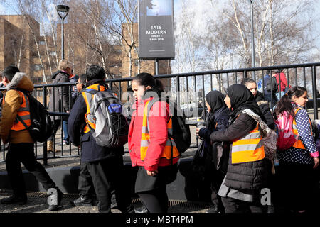 Gruppo di bambini delle scuole primarie britanniche in gita scolastica visitando la galleria d'arte Tate Modern a Bankside nel sud di Londra, Inghilterra Regno Unito KATHY DEWITT Foto Stock